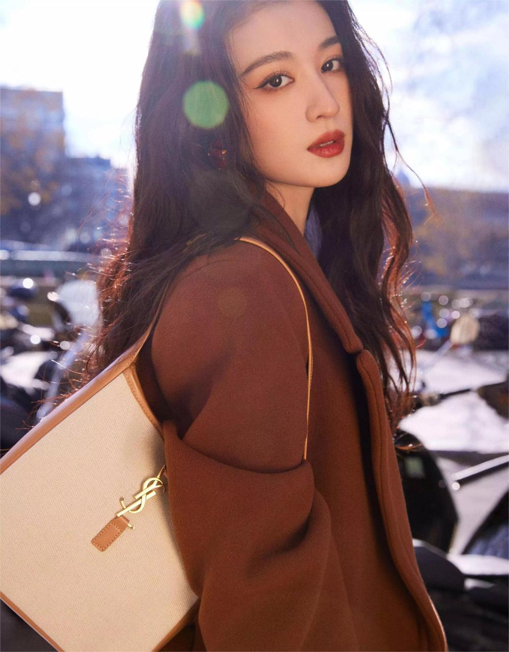 王楚然巧克力色大衣街头写真,一身休闲装扮尽显青春活力,时尚感十足
