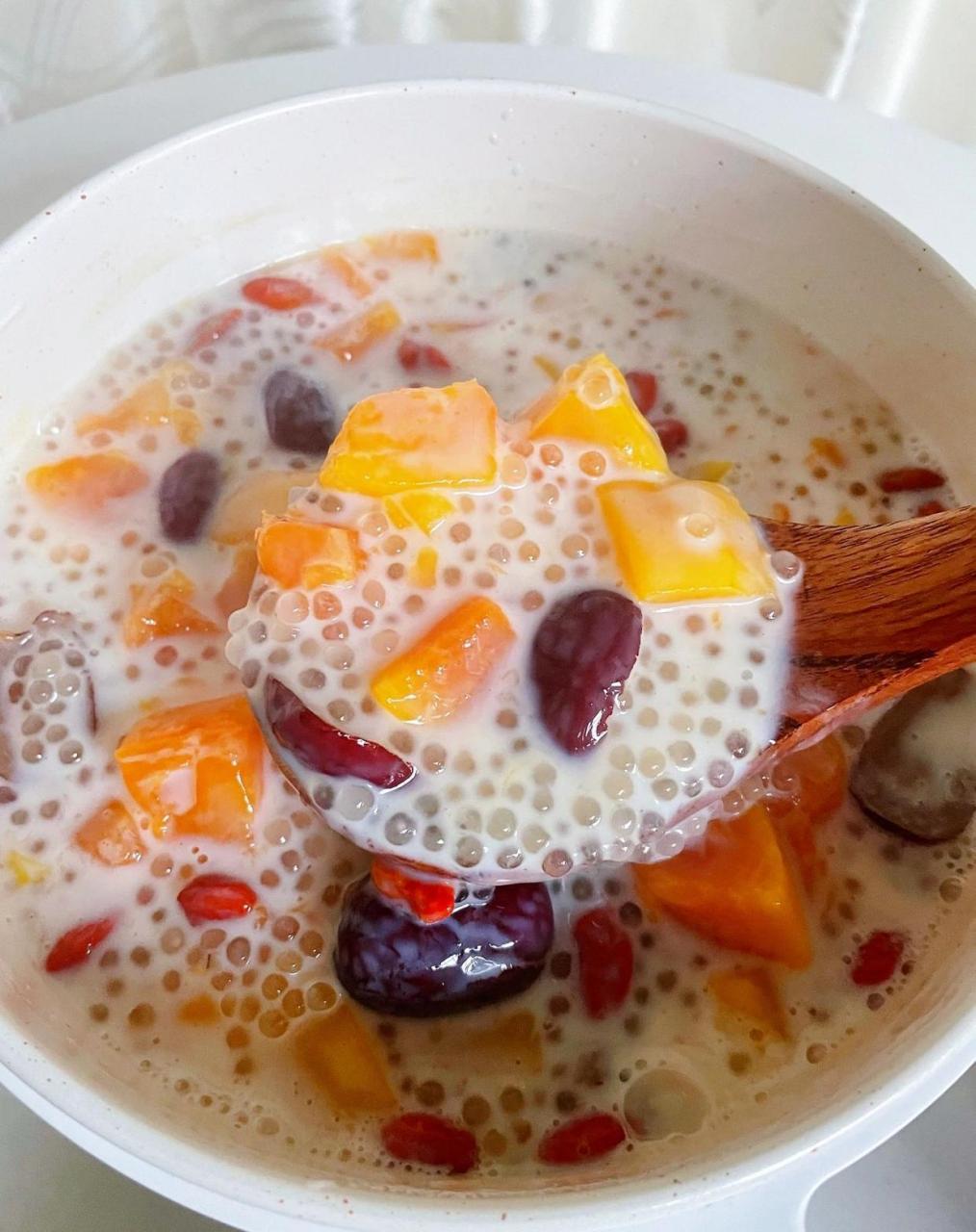 木瓜红枣西米露～ 奶香浓郁,满口的q弹糯糯叽叽,女生常喝它,面膜都不