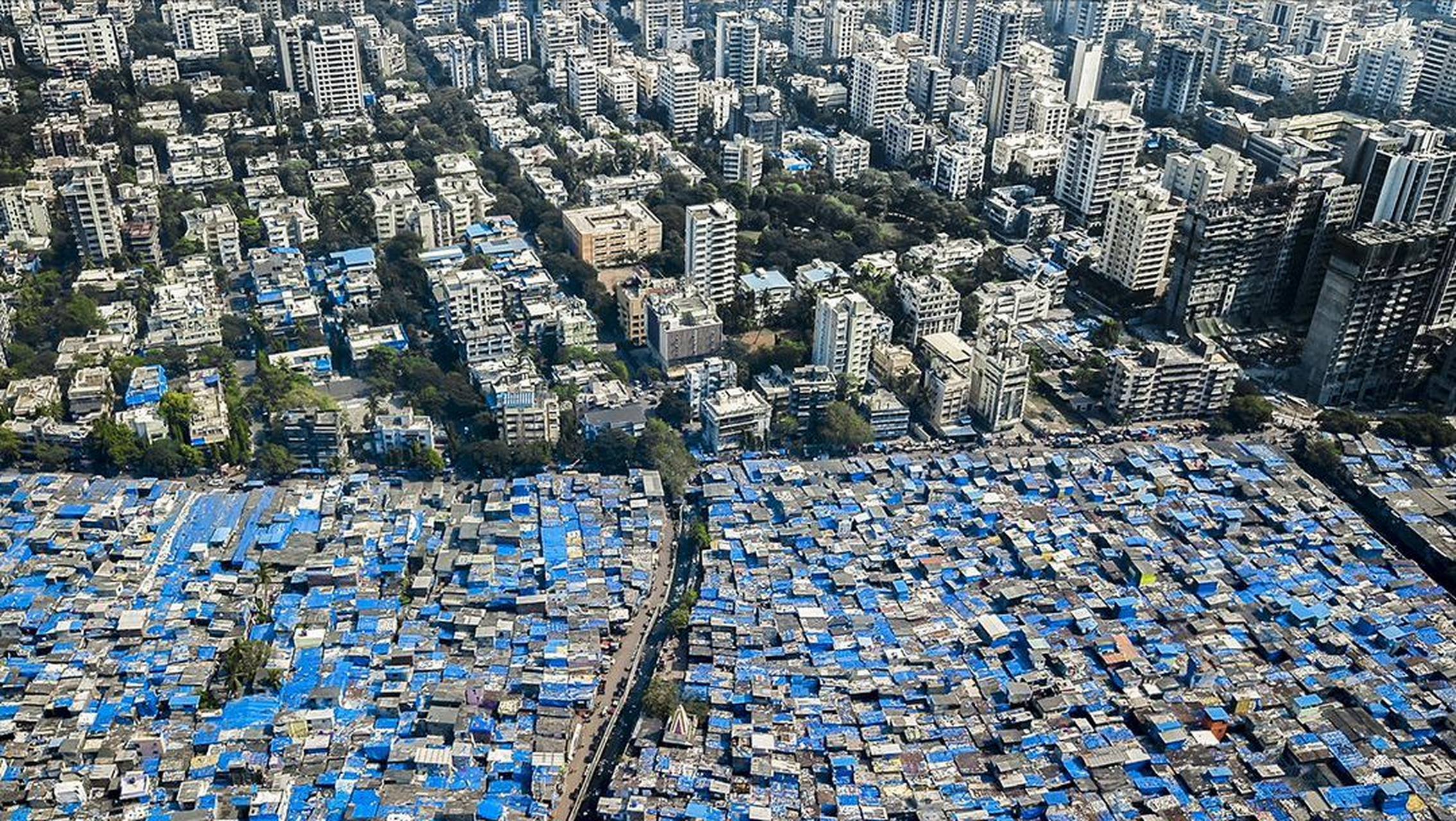 达拉维贫民窟是位于印度最大城市孟买市中心的一个市镇,居住人数高达