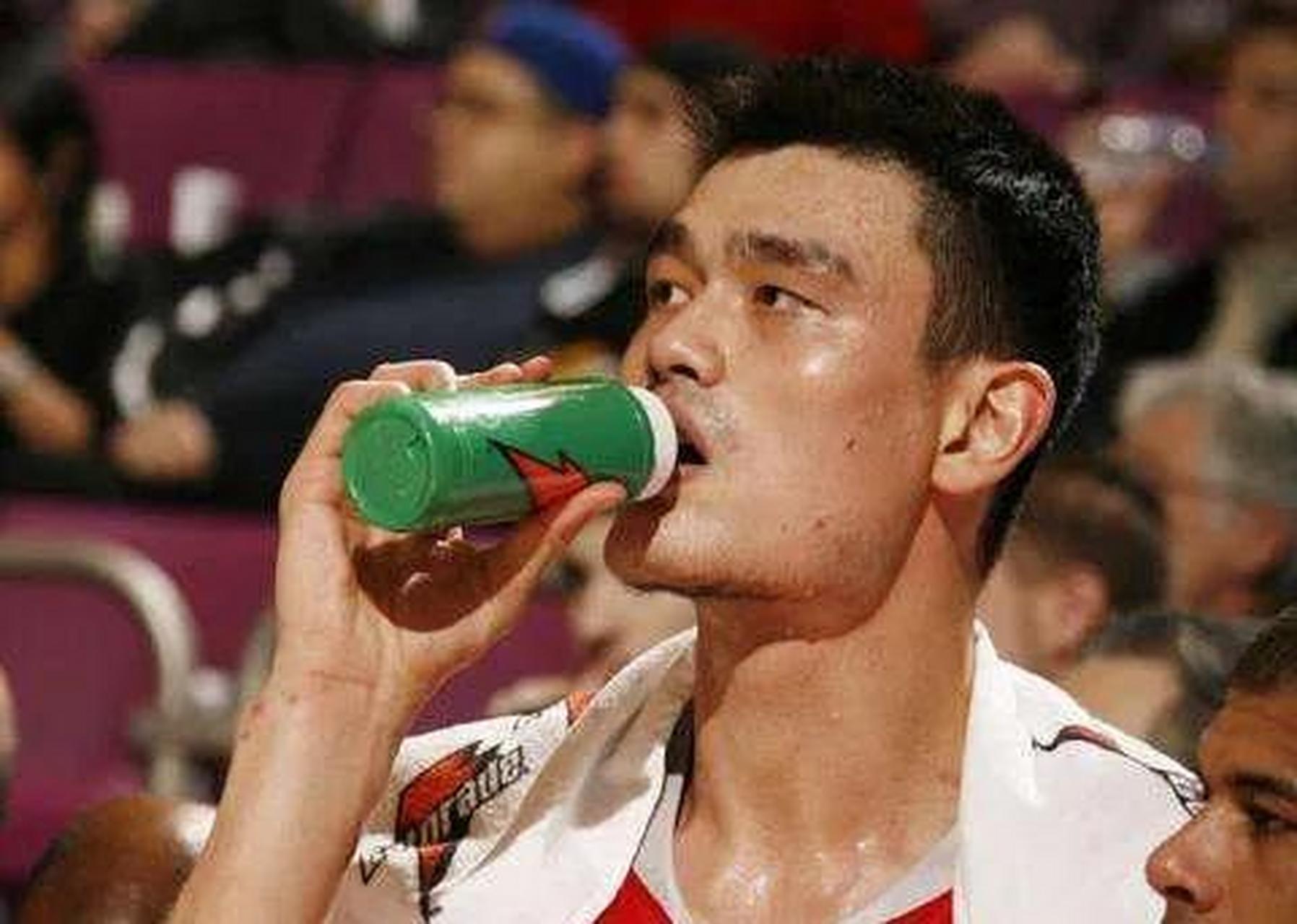 领动计划# 看姚明喝水的表情,你第一时间想到谁?