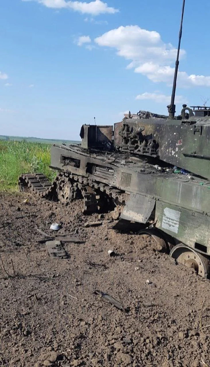 一辆豹2a4坦克在触雷后损坏最后被遗弃.