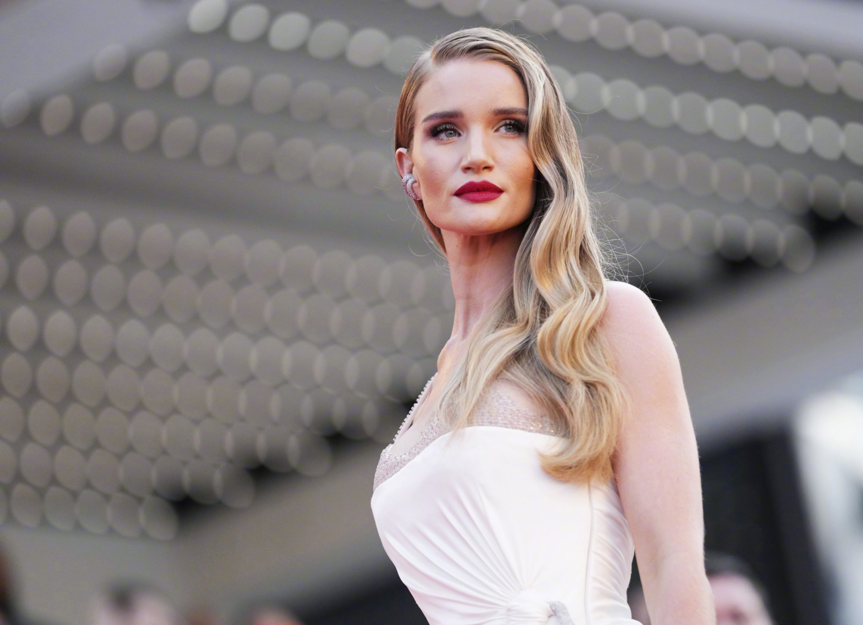 硬汉巨星杰森·斯坦森妻子,罗茜·汉丁顿·惠特莉,身穿fendi高定出席