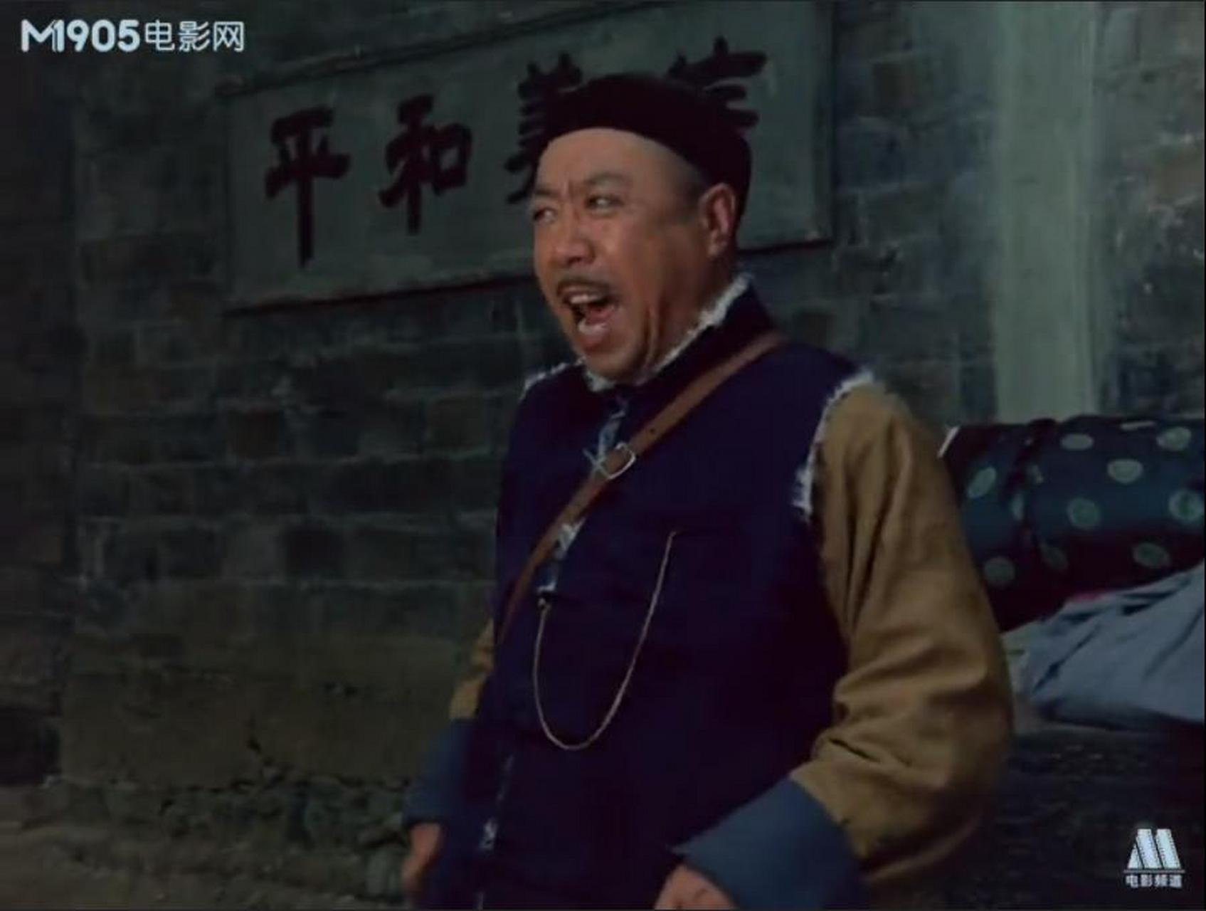 柳溪村内,大土豪胡汉三准备逃跑,但恶狠狠地要抓住他:"这个穷小子能跑