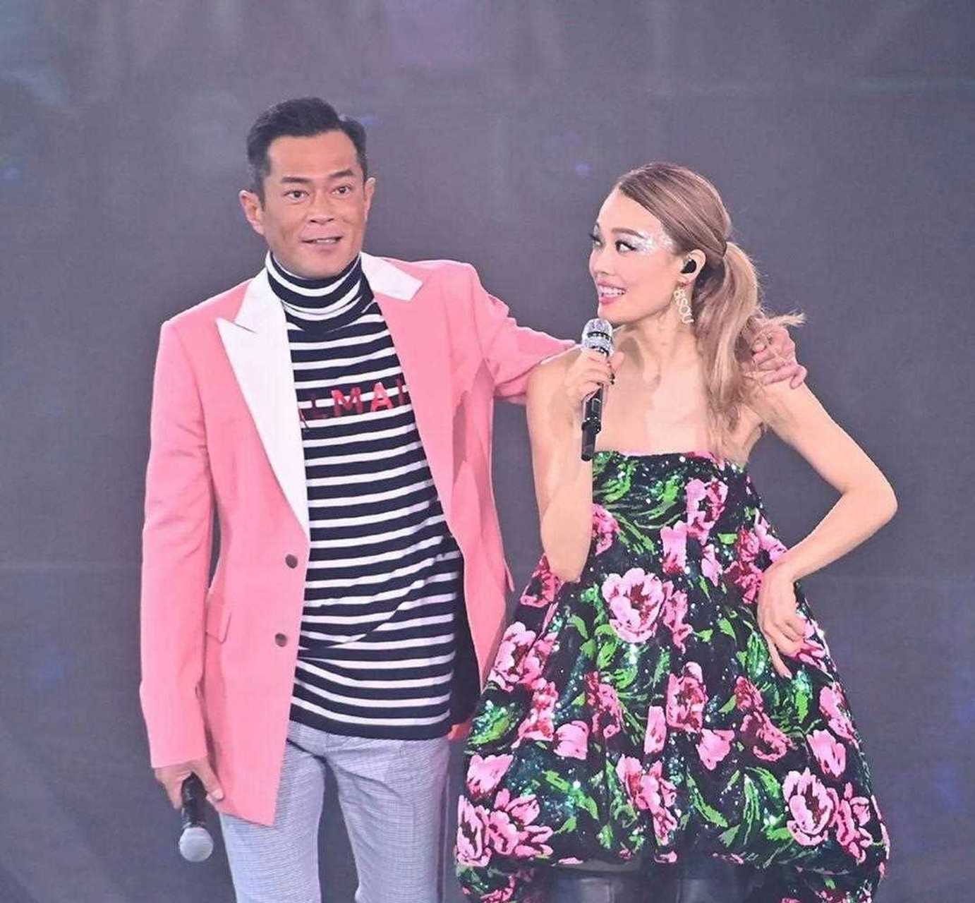 【古天乐现身容祖儿演唱会,这次还是穿粉色,但是搭配更加大胆前卫了不