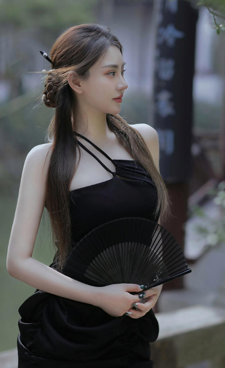 亭台楼阁,翠木掩映,手拿折扇 很符合江南美女的调调