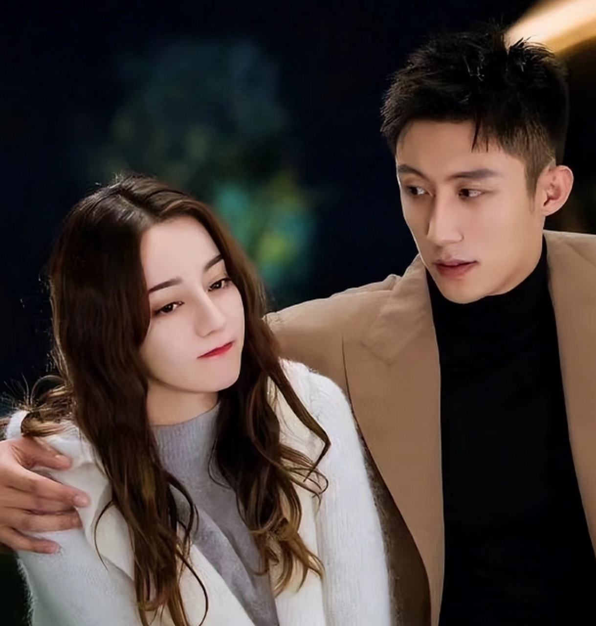 迪丽热巴恋情曝光?与黄景瑜拍照的背景墙一样,瞬间引发网友热议