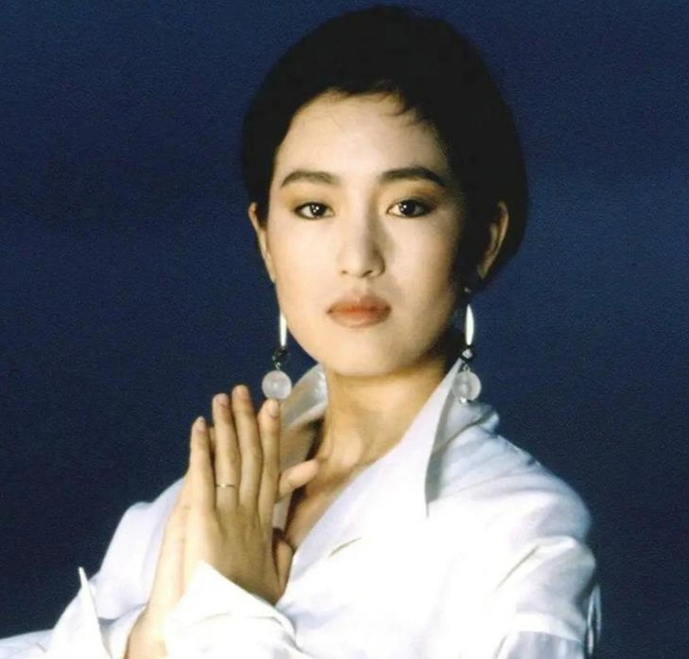 突然发现,嘴唇上翻的女人才是真美人儿,前有巩俐,后有朱珠和杨采钰,绝