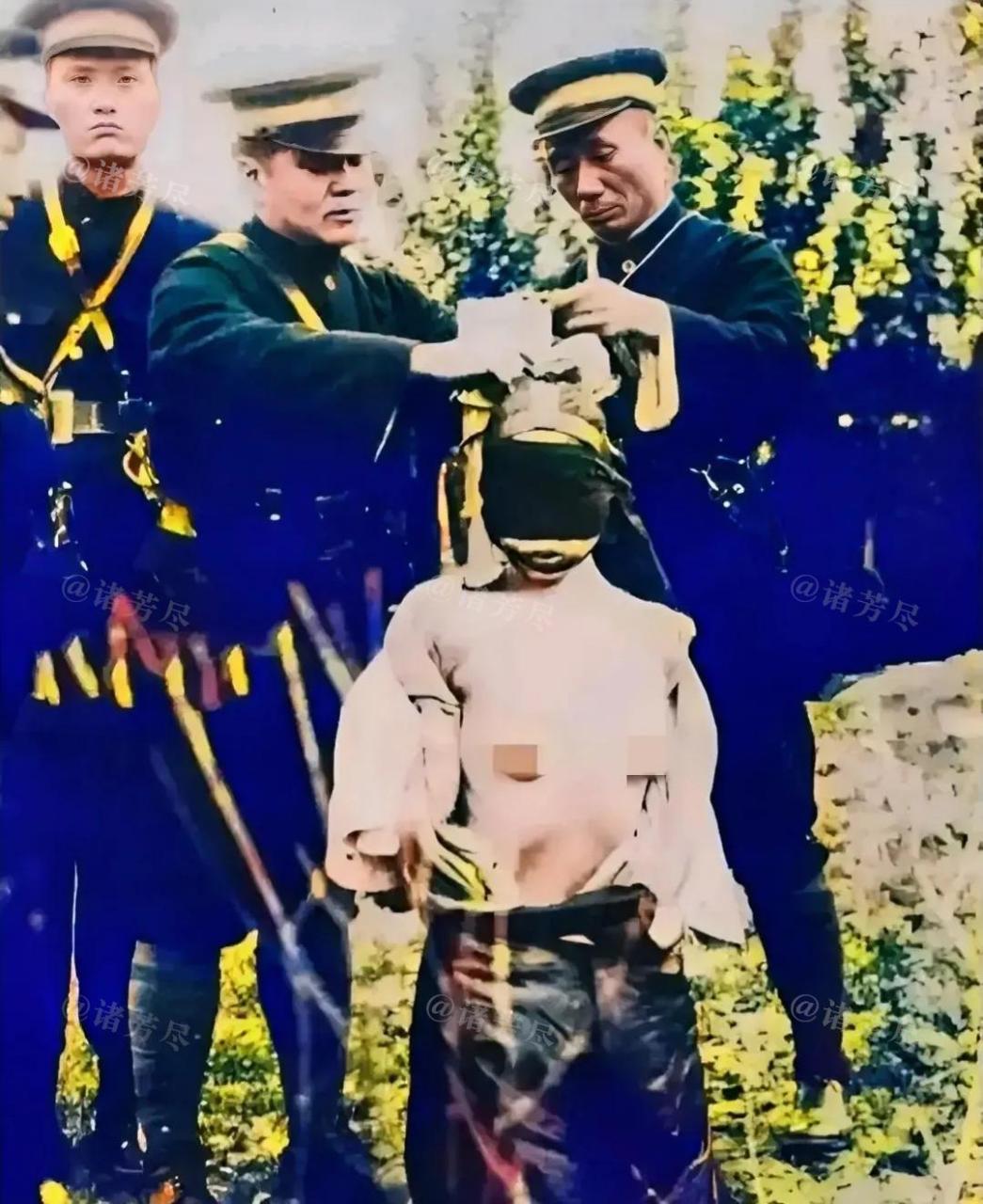 1915年,北平,一名女死刑犯正在被执行"裸刑",镜头中的她蒙着黑色面罩