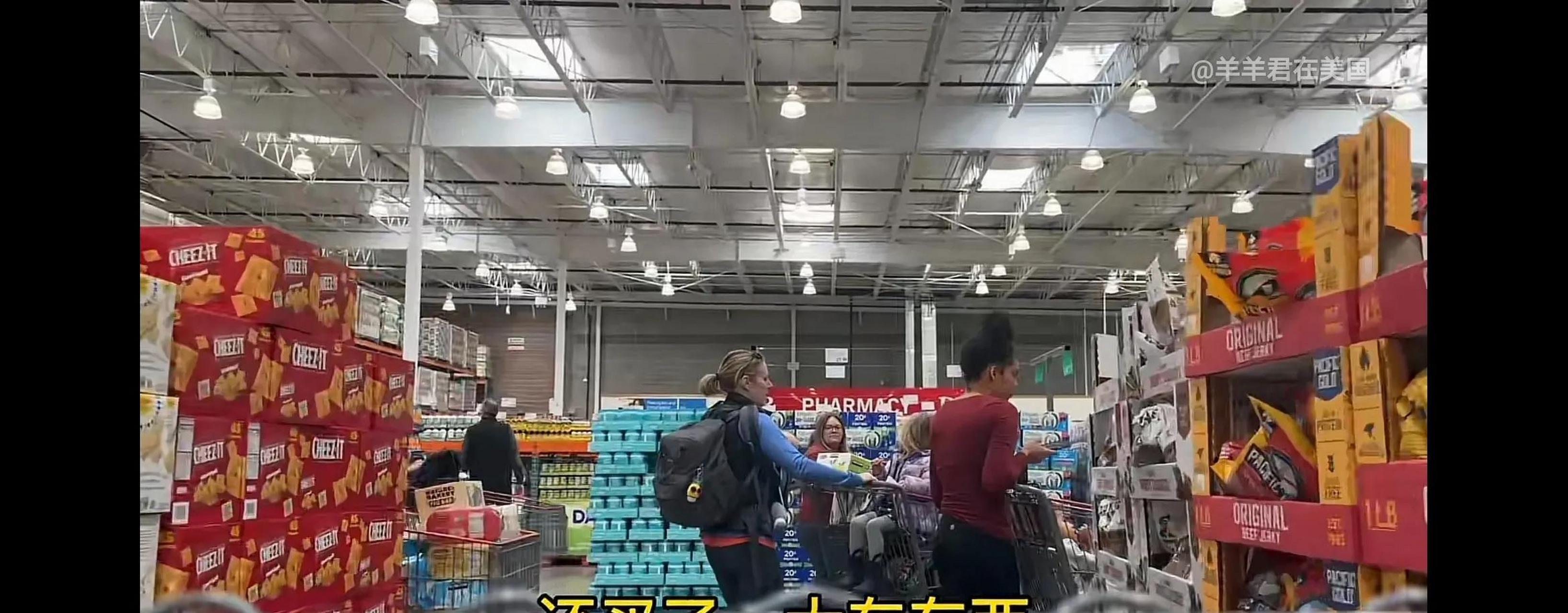 刚才看羊羊君的视频 在美国一家四口一个月光伙食费就1500美元了,一个