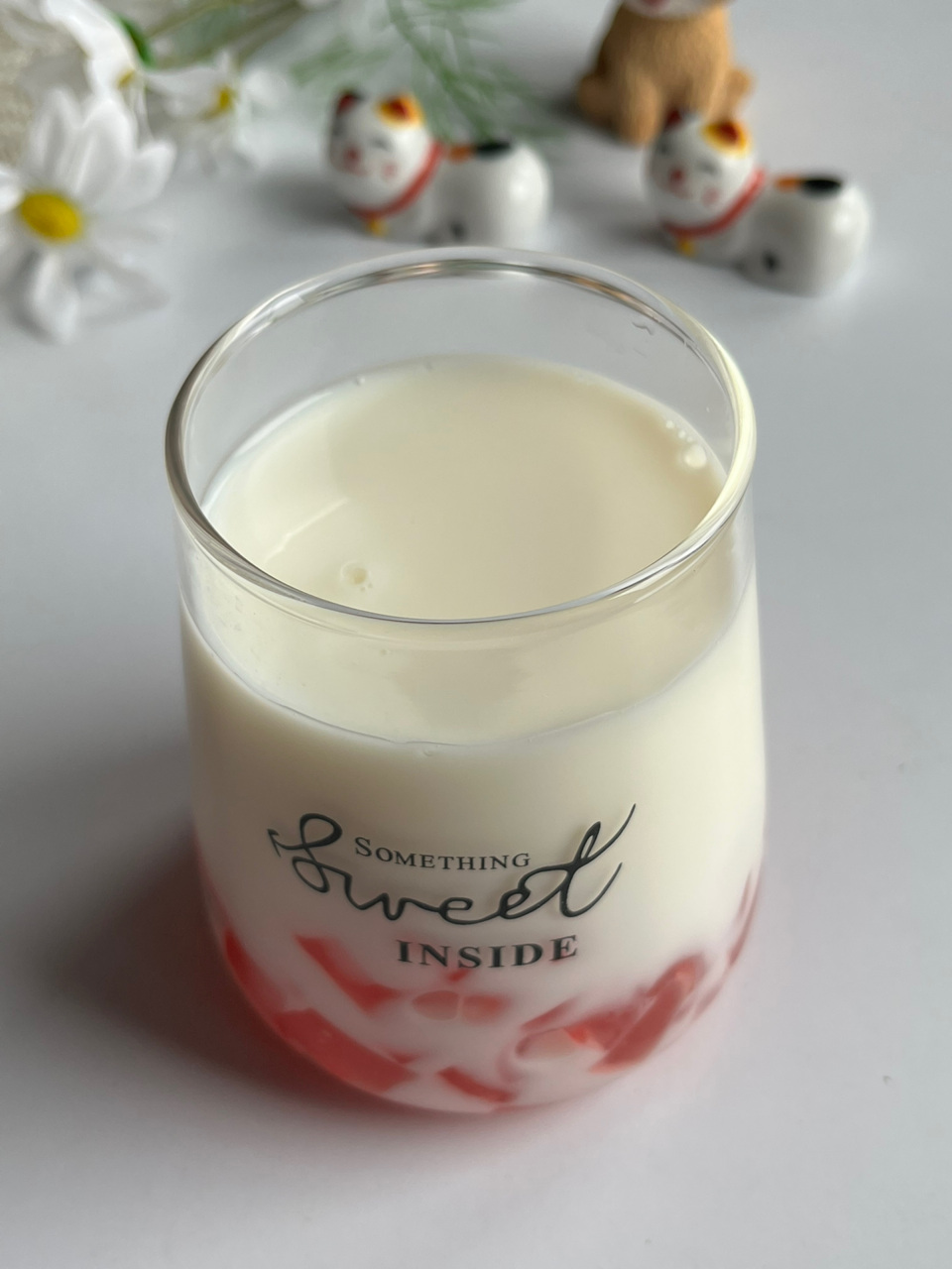 水晶之恋的用料 水:500克 白凉粉:20 糖:适量 火龙果:1个 棉花糖:3克