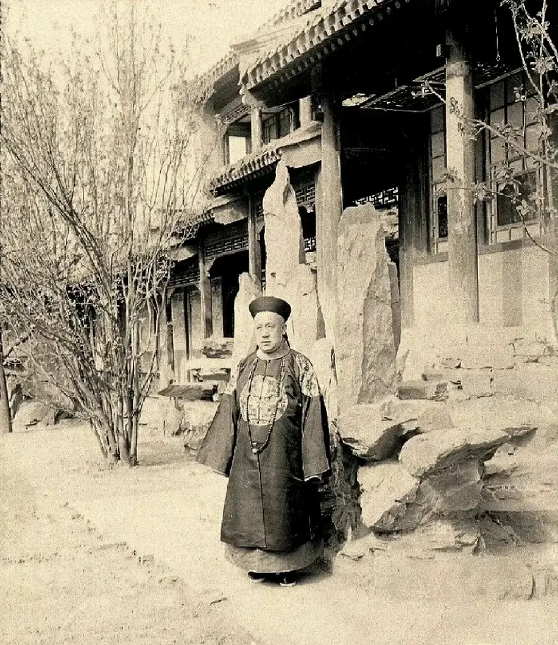 这是一张清朝最后一位肃亲王爱新觉罗•善耆是一位权势显赫的铁帽子