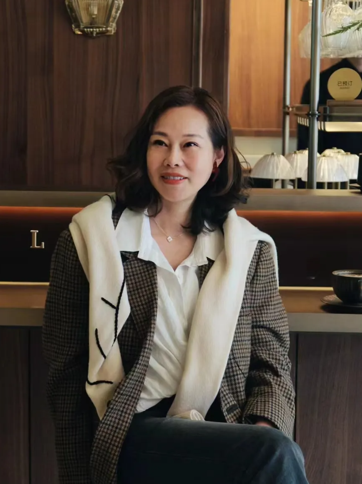 她已经离婚20年了,一直独自生活.她的儿子在国外工作,很少回家