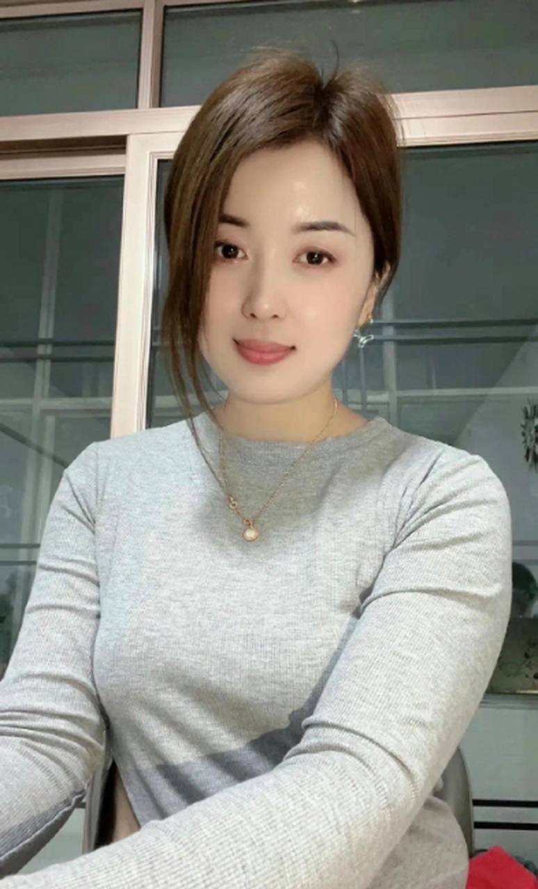 成熟女人魅力无限,她们体态风韵笑容亲切且富有知性,一瞥一笑魅力四射