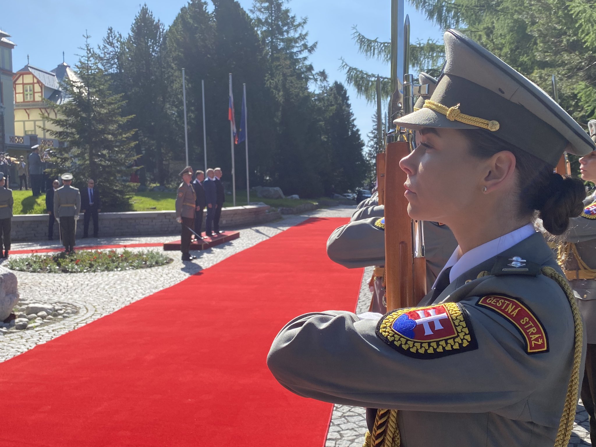 波兰,匈牙利和捷克国防部长齐聚斯洛伐克,检阅仪仗队