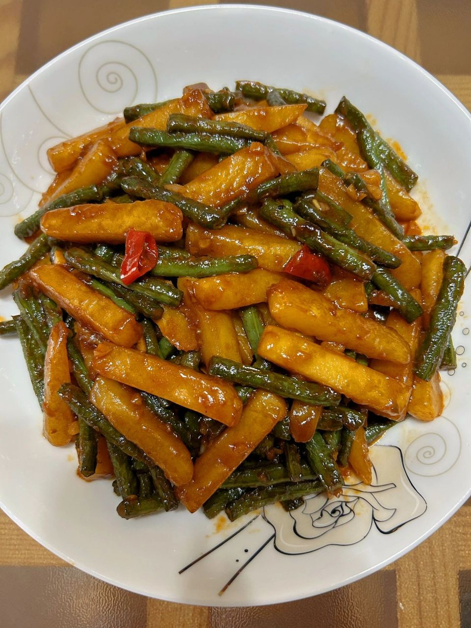 土豆炖豆角也太费米饭了吧  食材简单,这道素菜确很好吃,土豆软软糯糯