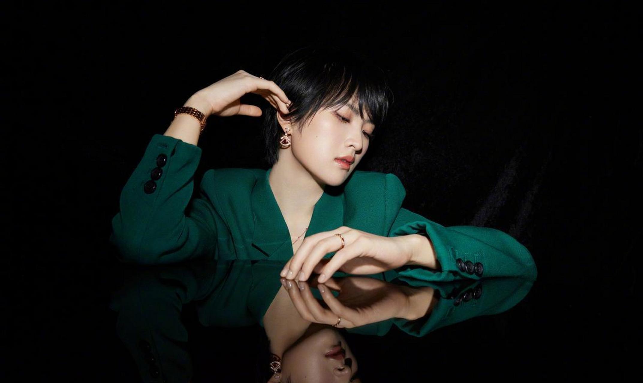 姚安娜最新活动大片 身穿绿色西服套装,金色扇形耳钉与玫瑰金手表遥相