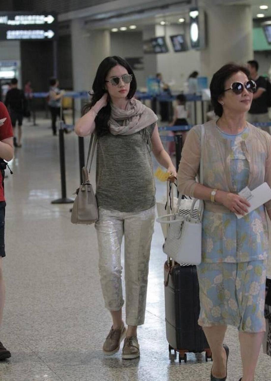 20年多前,刘亦菲的妈妈刘晓莉和演员舒畅合影时,他们之间的对比显而易