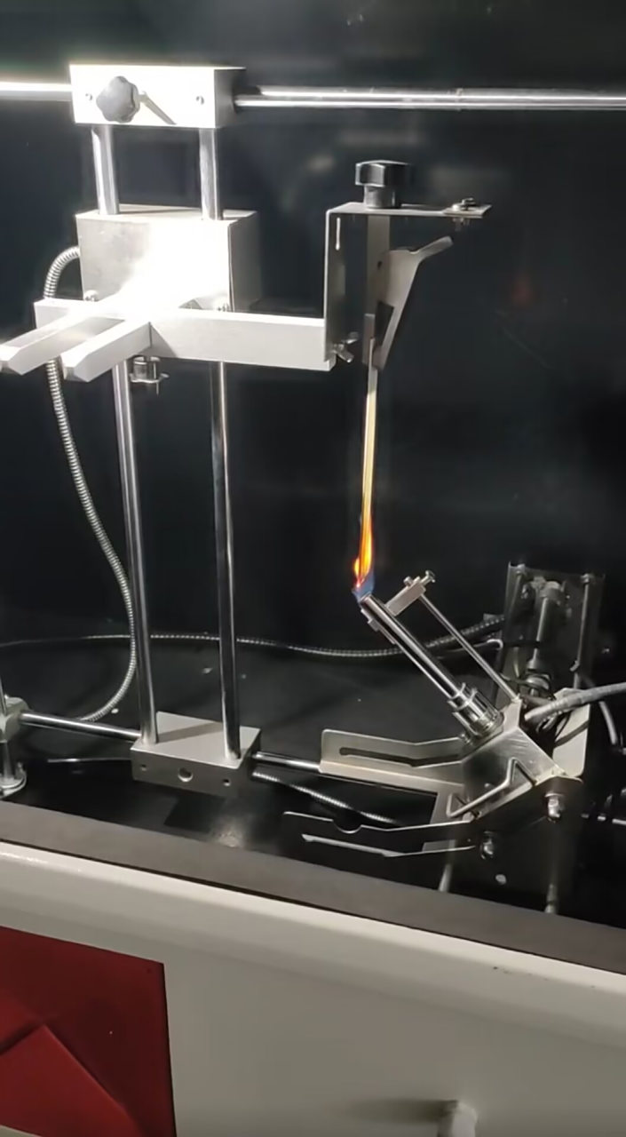 用水平垂直燃烧试验机做阻燃测试试验需注意以下几个方面 1,操作人员