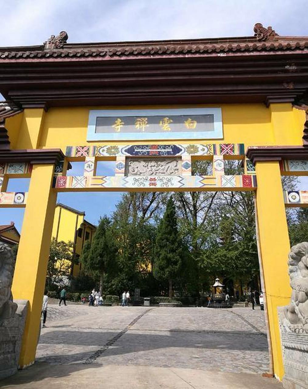 在唐贞观年间时,白云禅寺被正式建成,其景色之奇异,建筑风格之典雅