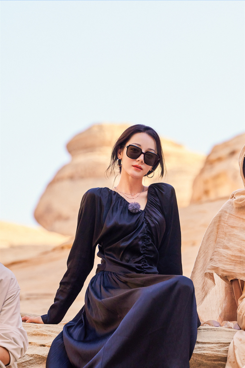 迪丽热巴# #全民ai创作节# 热巴沙漠现身,身穿红裙,戴墨镜抹红唇