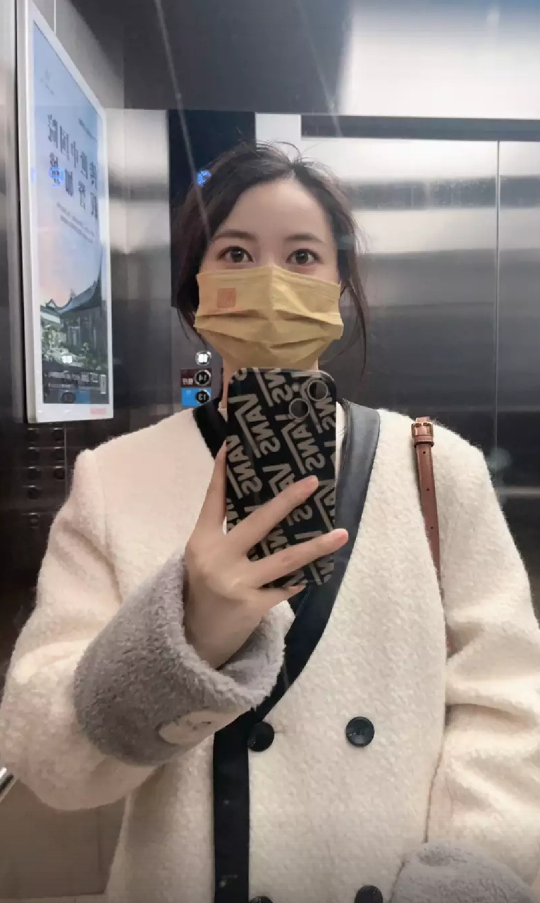 8度,吃了消炎药,炖了梨汤喝,中午温度37度正常了,但是咳嗽厉害有痰又