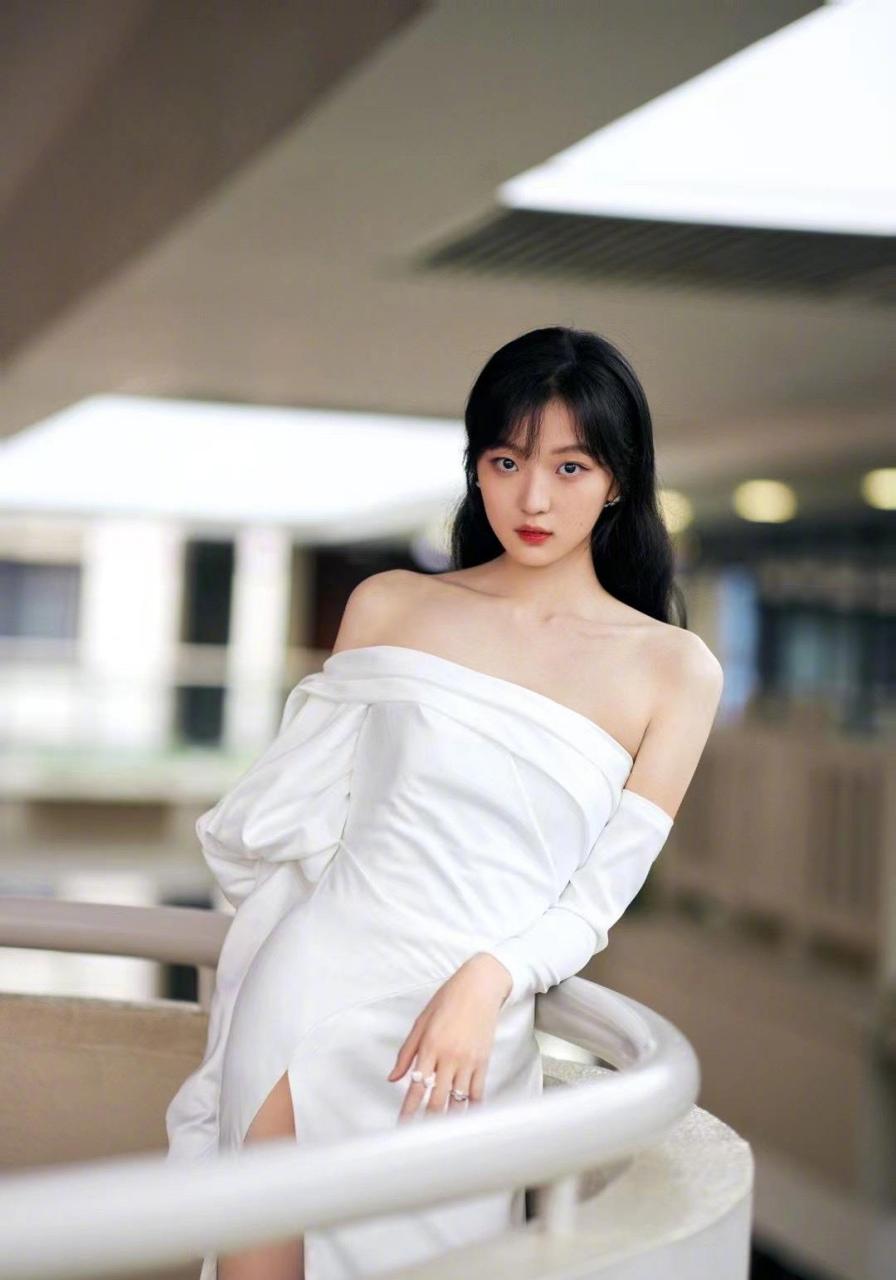 97年黑龙江女演员孙千,抹胸长裙尽显好身材 97年黑龙江女演员孙千