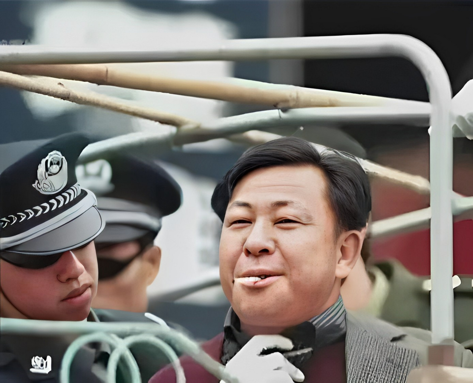 2001年,在广东的高山监狱,"假币大王"张林·齐被押到五花大绑郊外的押