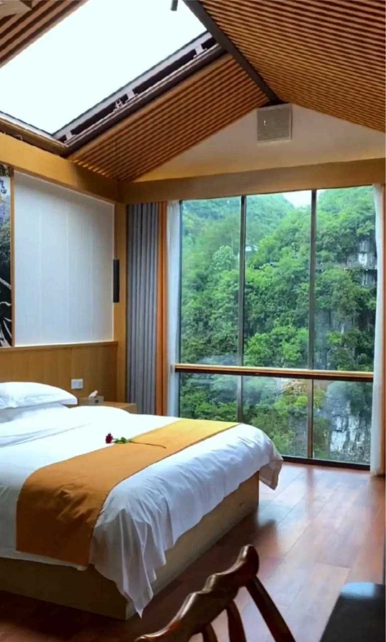 就和喜欢的人,来恩施地心谷租48000一个月的悬崖民宿,住上一个月,亲近