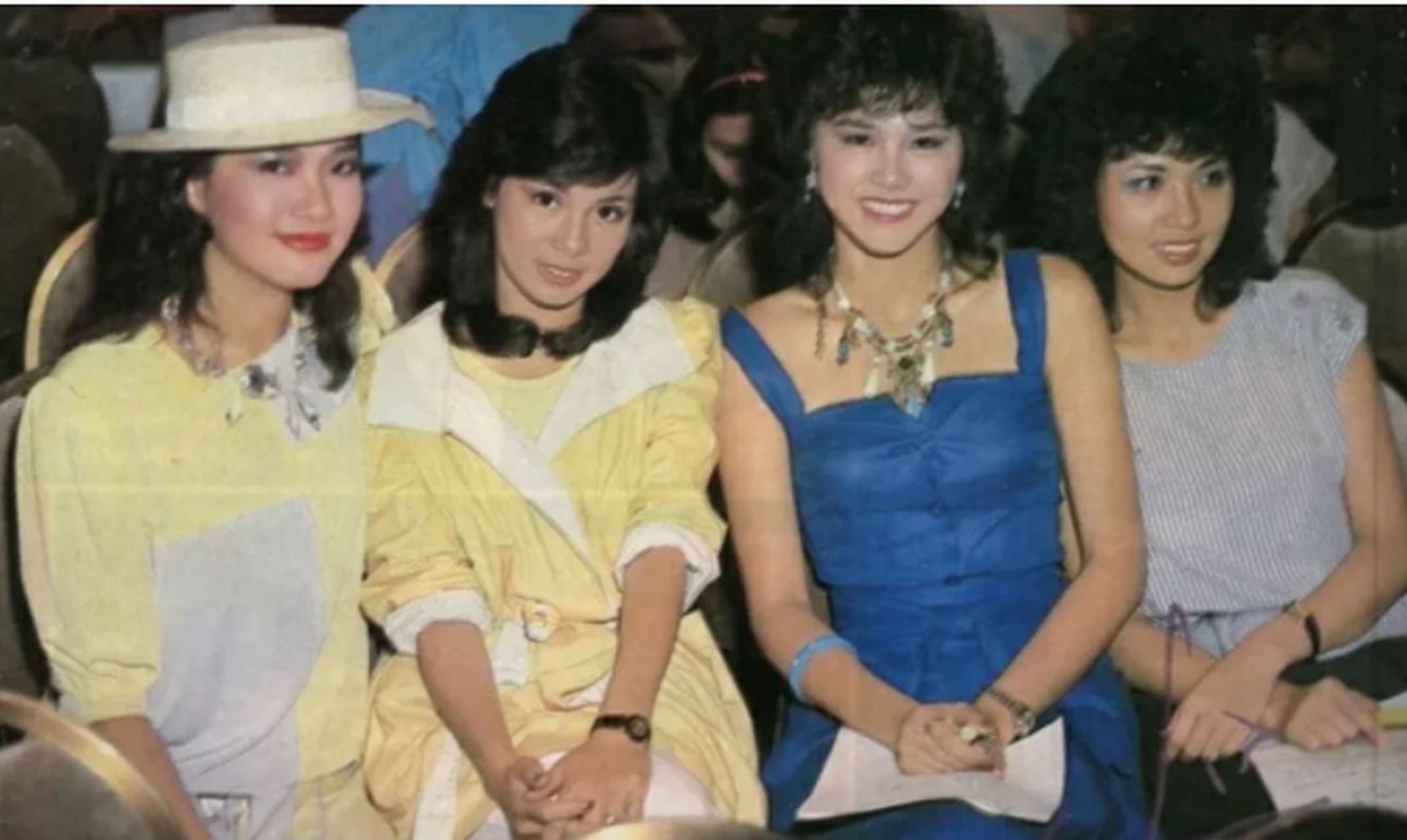 和翁美玲合影这三位美女是谁呀?