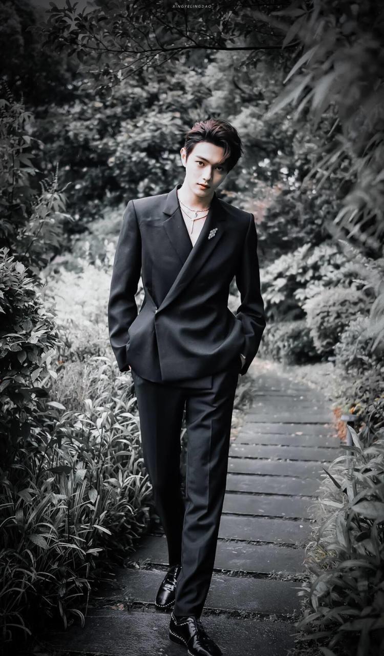 许凯帅气穿搭超有范 迷妹们觉得他演技如何可评论关注转发分享收藏