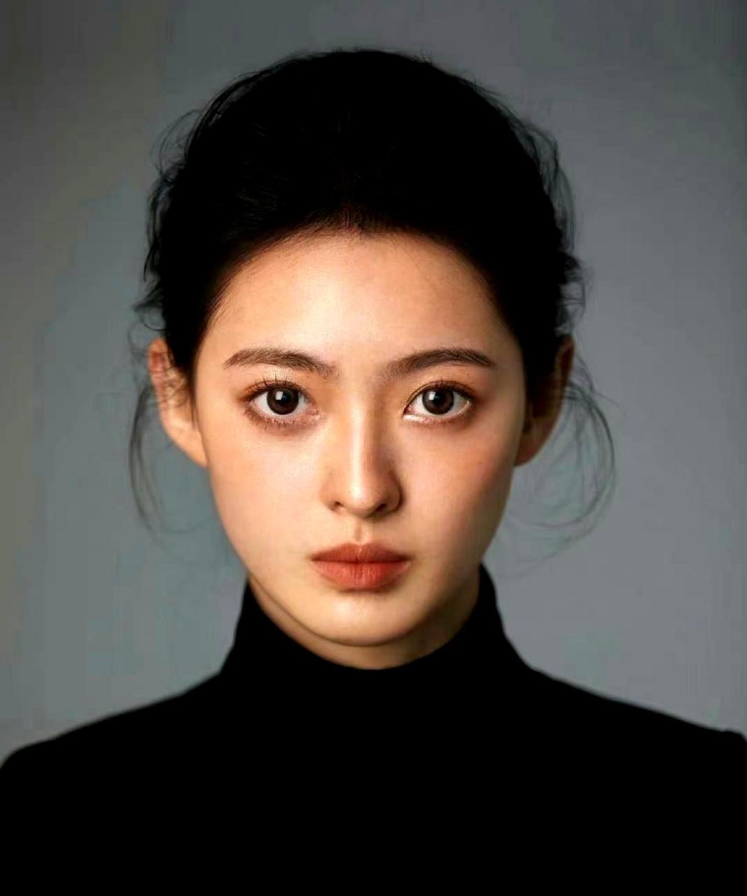 我最喜欢今年艺考美女的两张脸,它们组合在一起非常迷人.