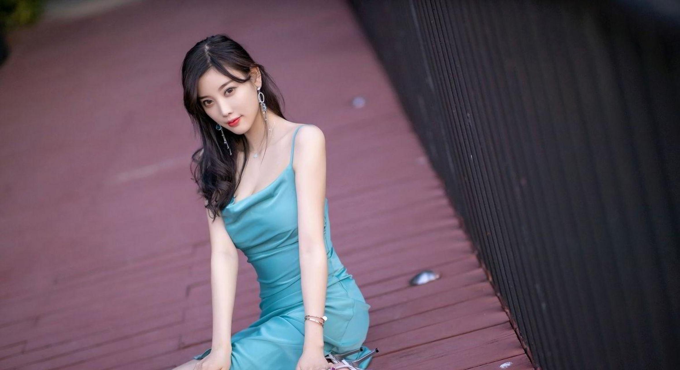 衣架上质感各异的服装细节