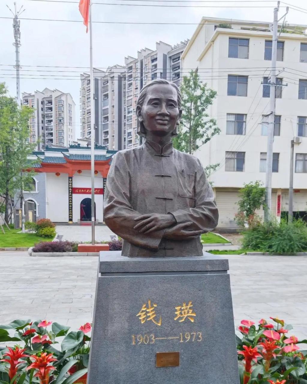 1932年,地下党钱瑛撤退时不幸被俘,她找借口去洗手间,然后把怀表扔在