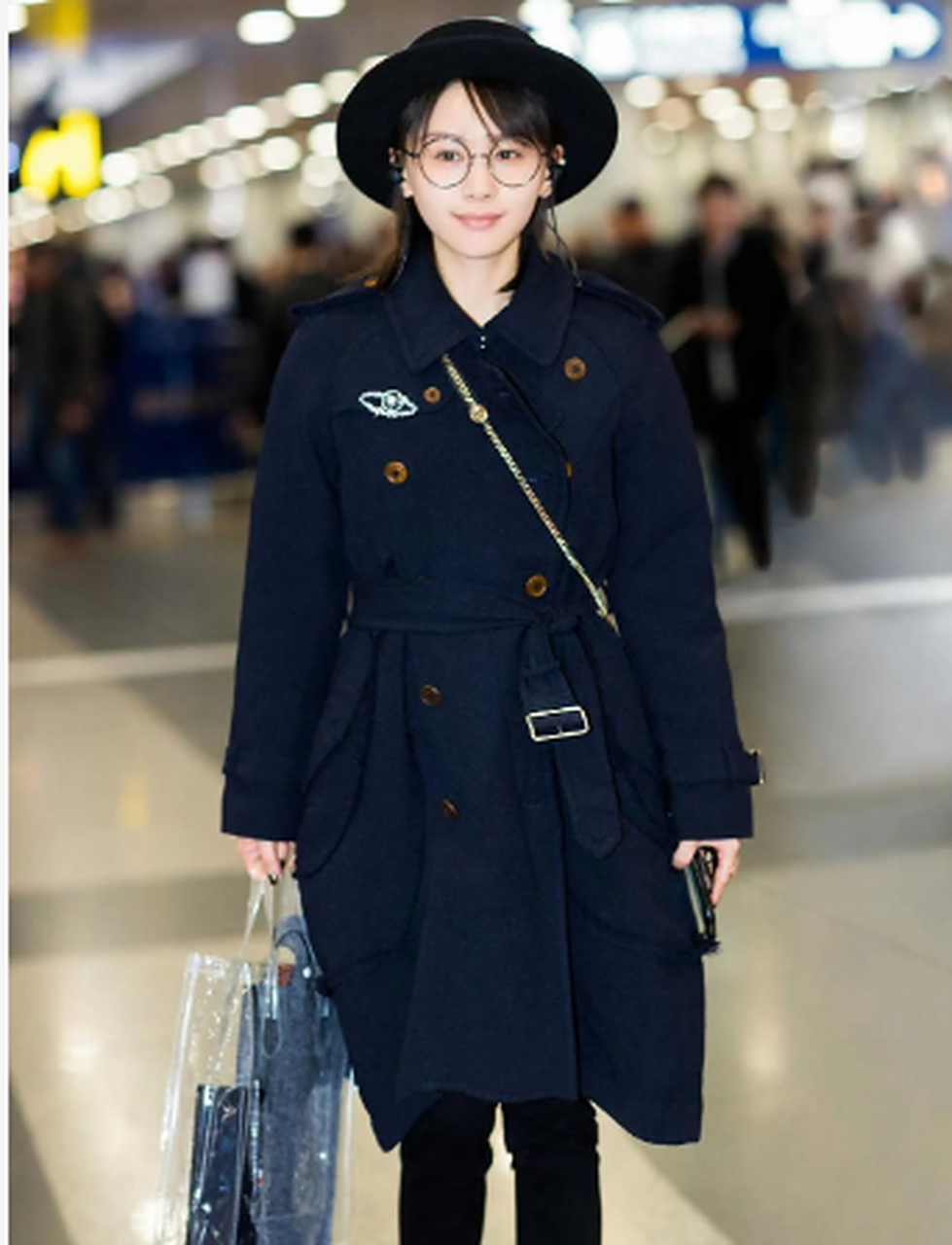 王子文真是小个子"救星",藏青色长大衣配短靴,再搭帽子超显高