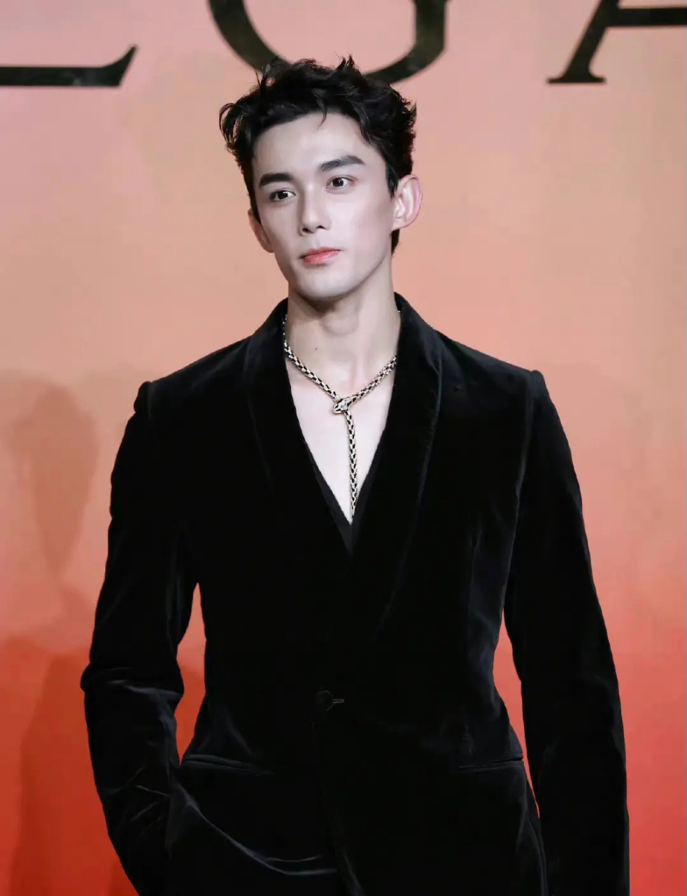 吴磊擅长社交,虽然跟很多制片姐姐关系不错,但仅仅只停留在撩的阶段