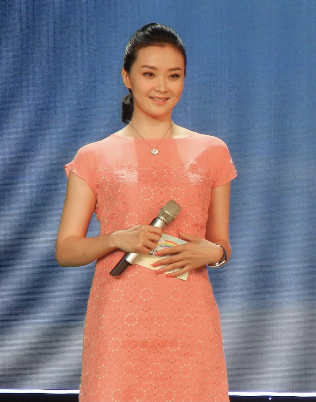 主持人问王艳:"你结婚之后,好像就很少出来演戏了,每天的生活就只有