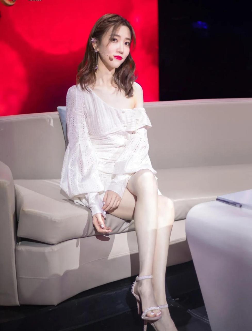 最强"美腿主持"张纯烨,就算杨幂,热巴都自叹不如!