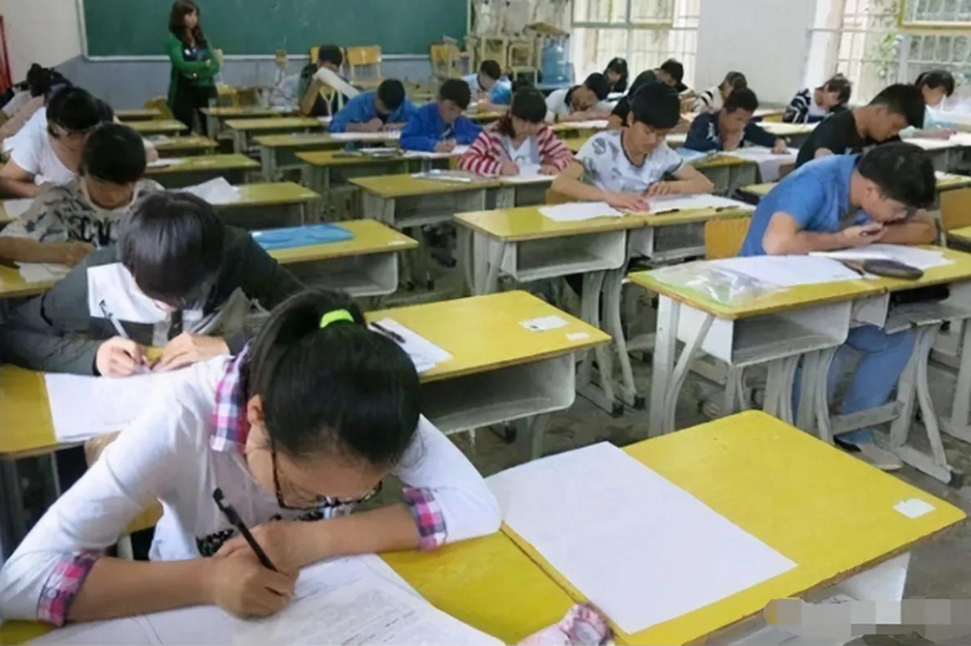 河南虞城,高三女生丹丹跳楼自杀,只因考试作弊被发现,事发之后,丹丹