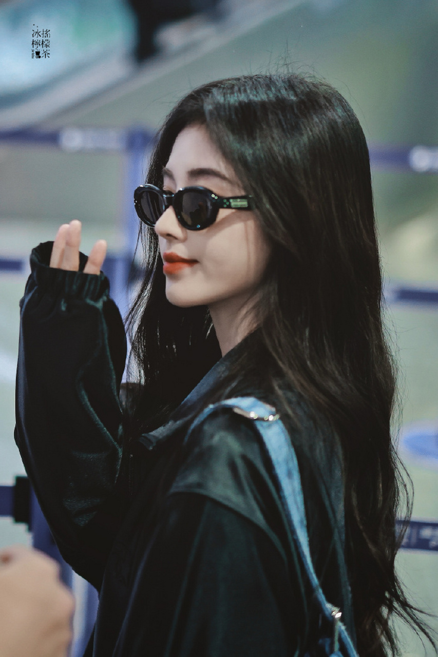 星闻#  鞠婧祎这一身黑真的好酷! 大美女名不虚传! #秋天生活图鉴