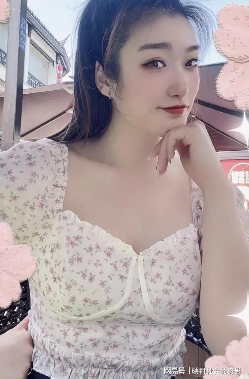 这是女篮李梦小时候的照片,当时她正与爸爸一起练球.