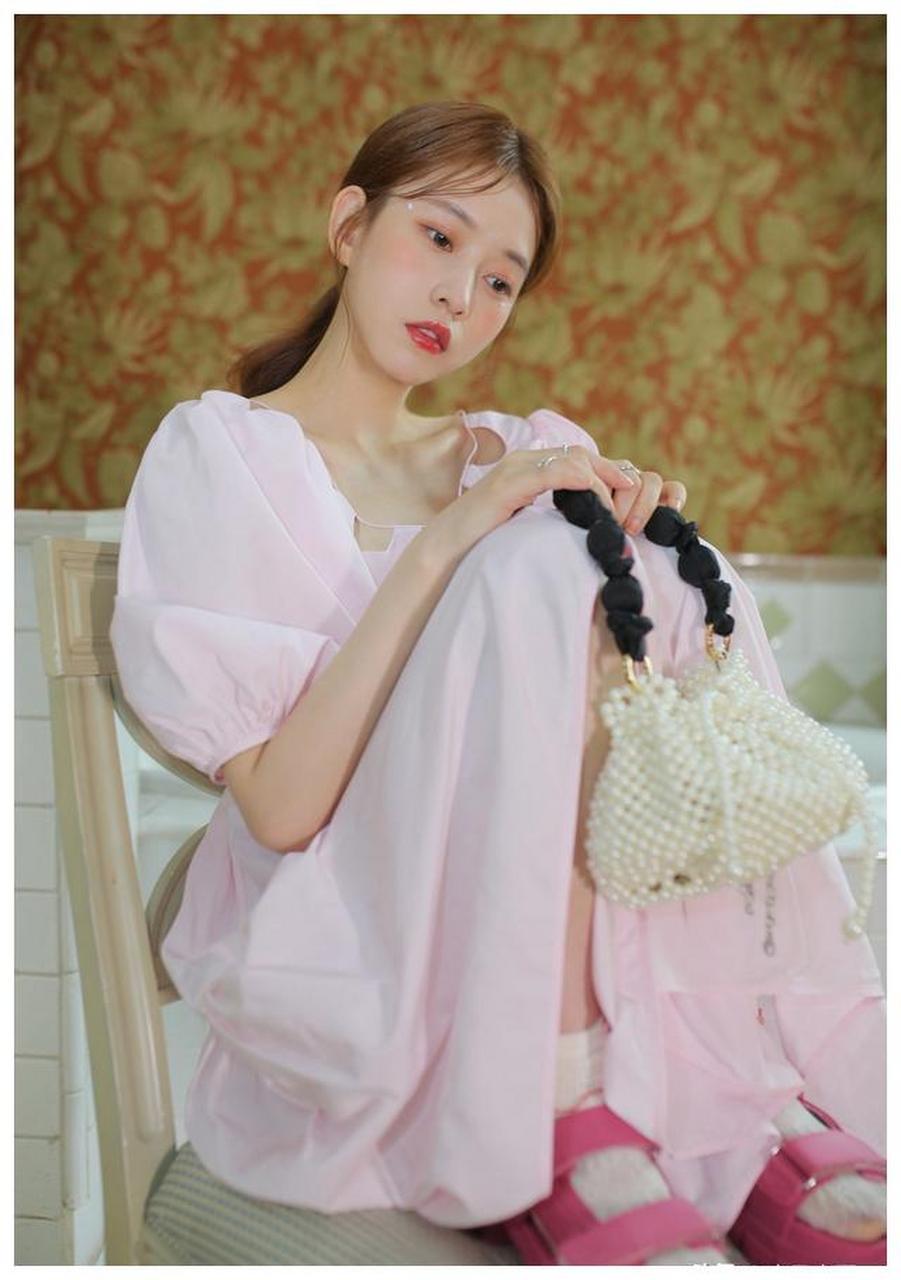 张丹三粉色连衣裙性感写真