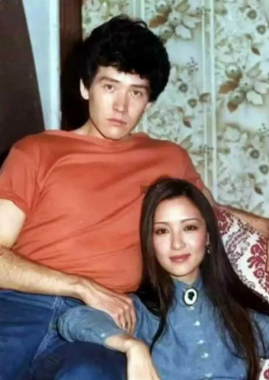 1989年,29歲的費翔與36歲的胡因夢在臺彎,片場時的一張親密合影,兩人