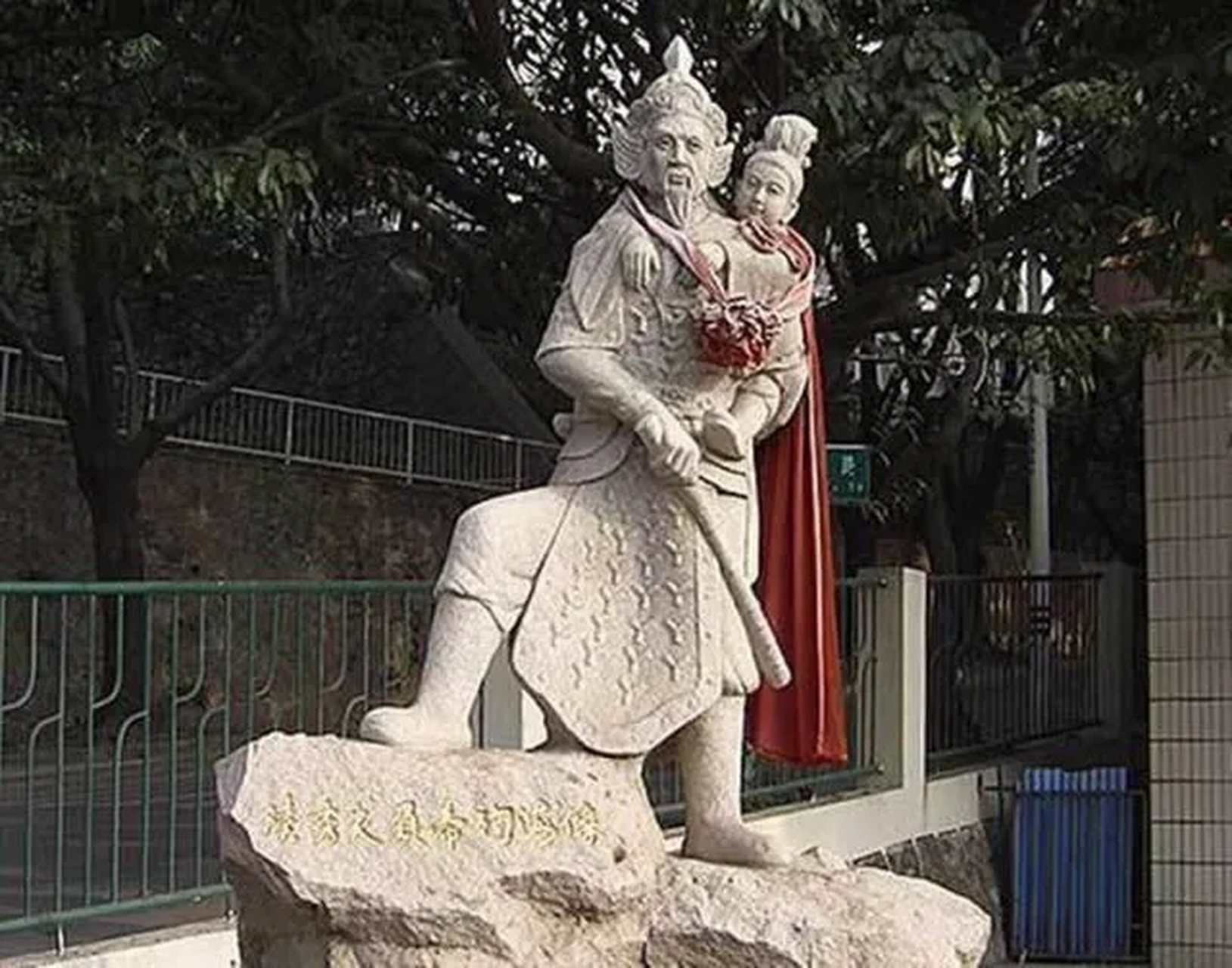 公元1279年,南宋宰相陆秀夫背起8岁小皇帝赵昺跳海自尽,临终前陆秀夫