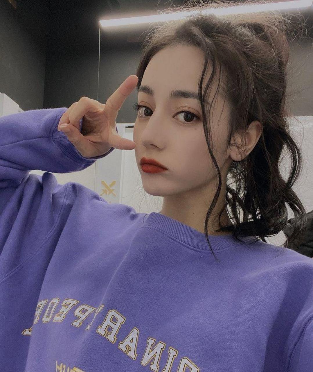 gif创作人# 迪丽热巴用手比对号为高考生加油,太暖心了吧.