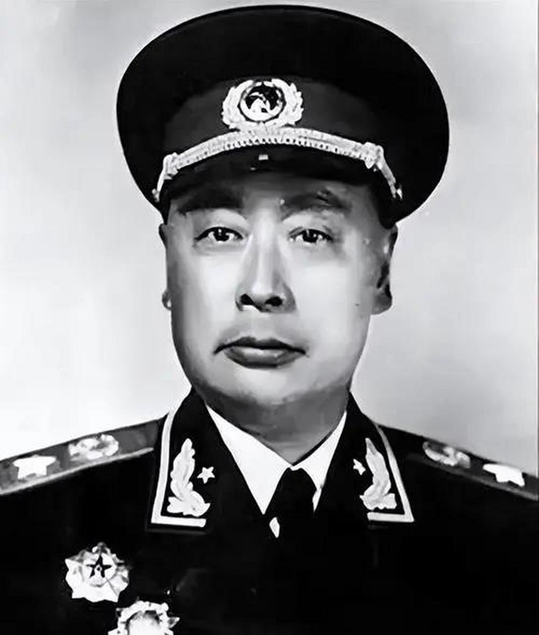 [撒花]新四军1队司令陈世俊,在城中巡逻,看见一个卖烟老人,便客气道:"