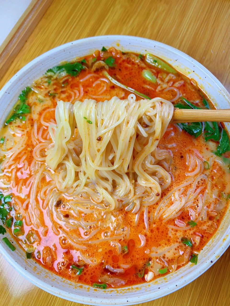 一定要试试这个面条真的好吃  夏天没胃口就来一碗麻酱热汤冷面  简单