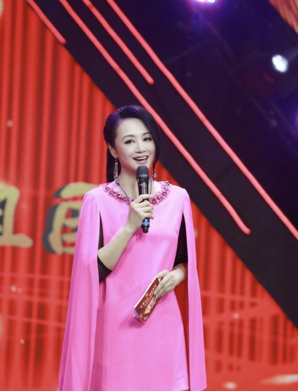 曹颖真懂"秀身材",印花衬衫配牛仔短裤时髦大气,高挑性感