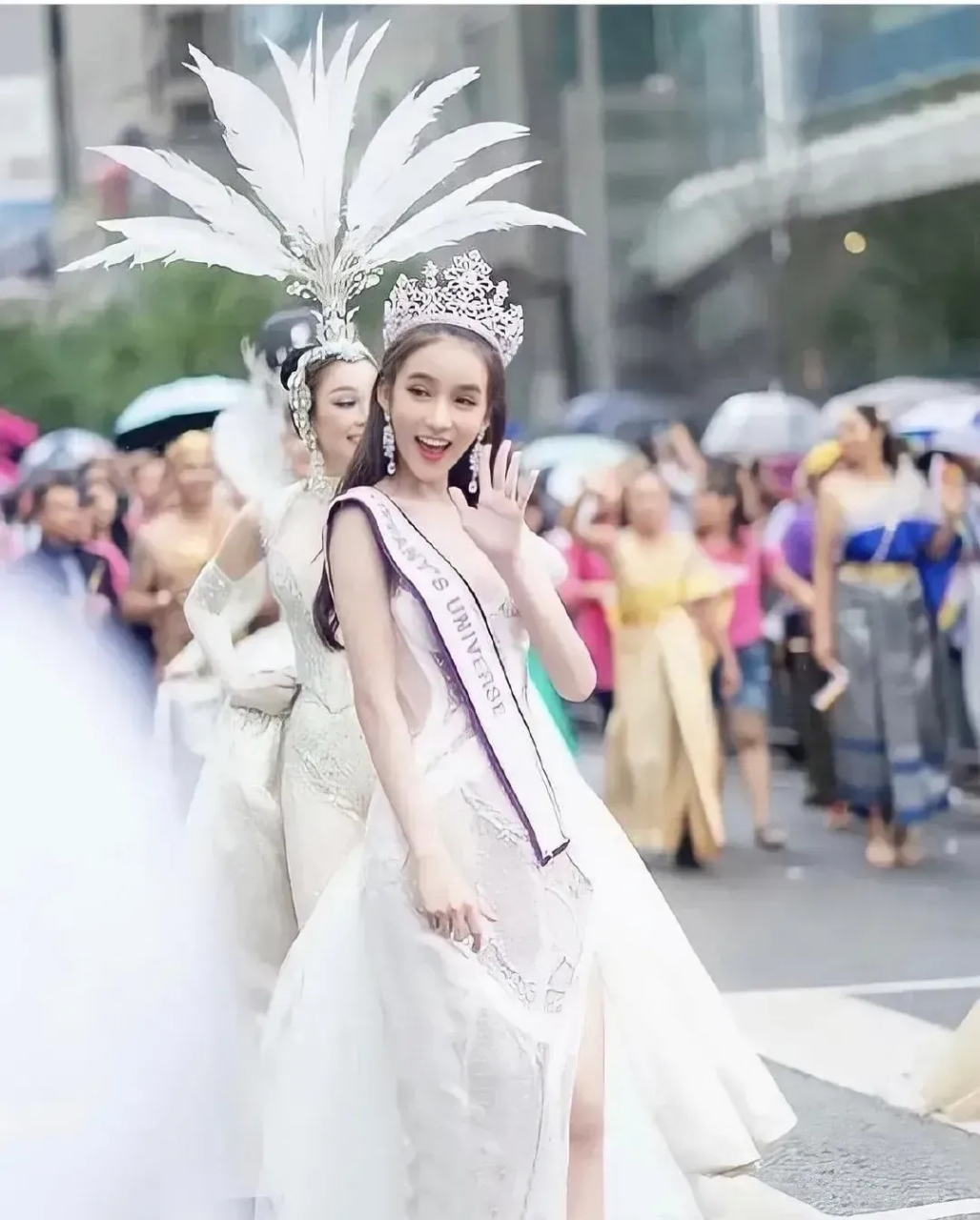 被称为泰国第一美少女的变性人yoshi,一袭白色亮片礼服出镜,身材火辣