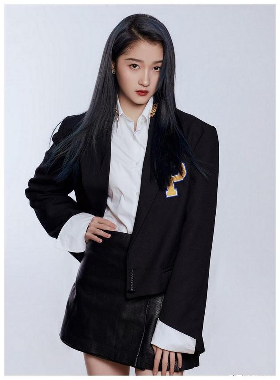 关晓彤黑色西装时尚写真