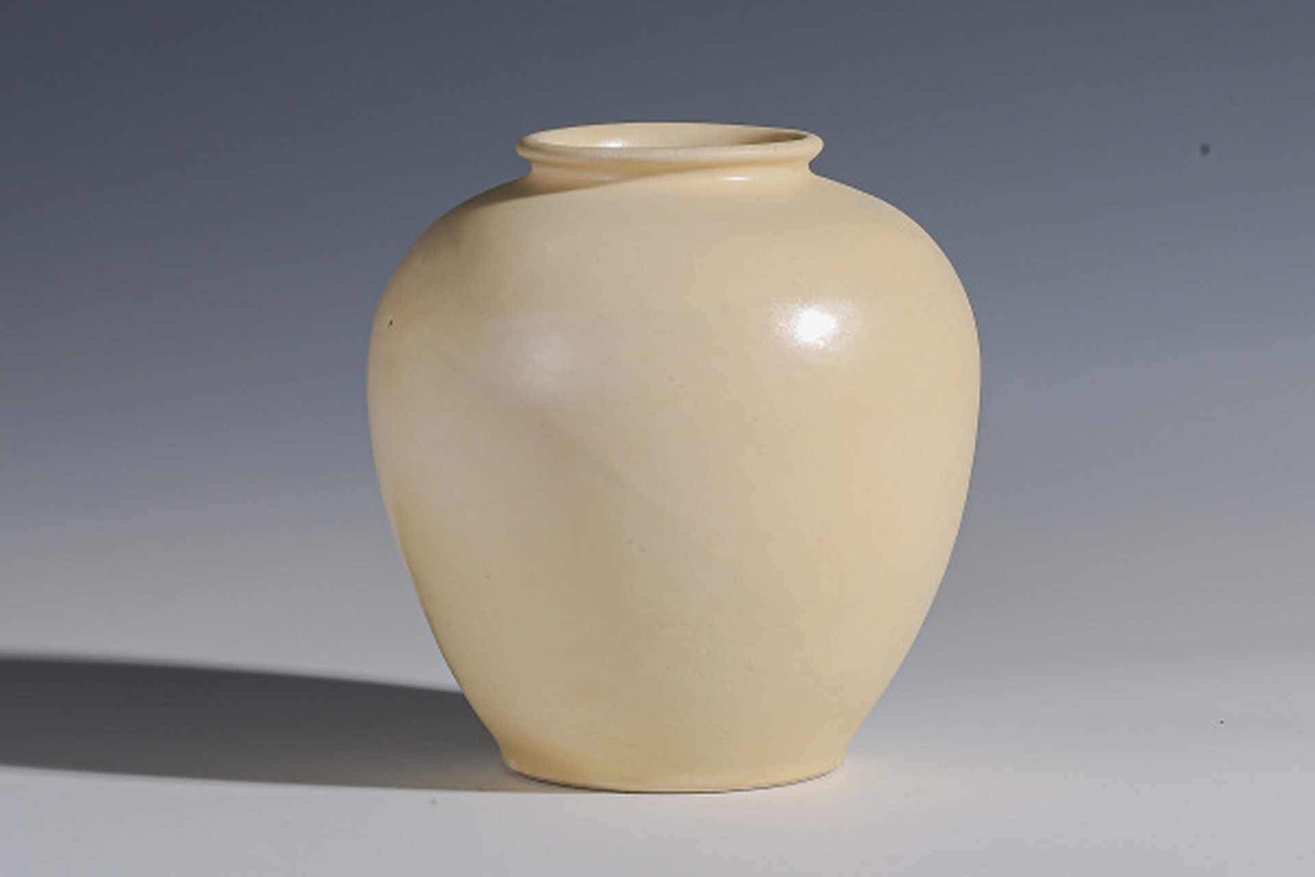 瓷器鉴赏# 此件唐·巩县窑白釉罐,口径8.5cm,高17.7cm,底径9.